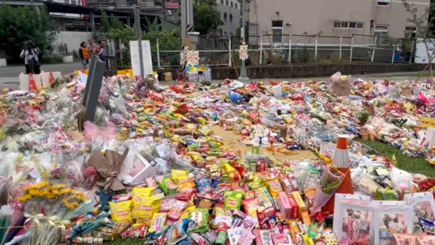 大量民眾到現場致祭，令草地鋪滿零食。