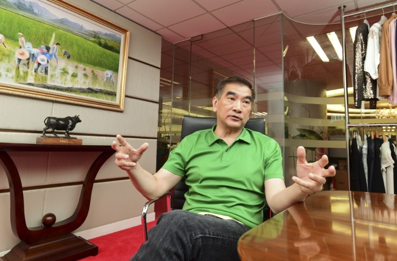 鐘國斌指“如東南亞等地因美國收重稅，無法出口庫存，便要降價轉售其他地區，香港或可買到便宜貨物”。 資料圖片