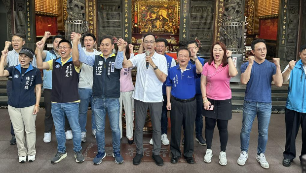 國民黨主席朱立倫22日赴新北市板橋埔墘福德宮出席反惡罷、“戰獨裁”街講