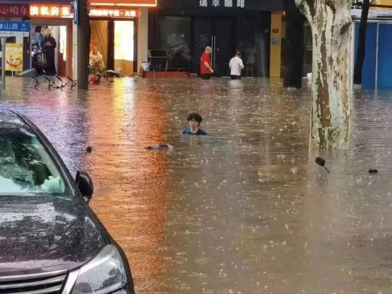 武漢大學校門水淹至肩膀。