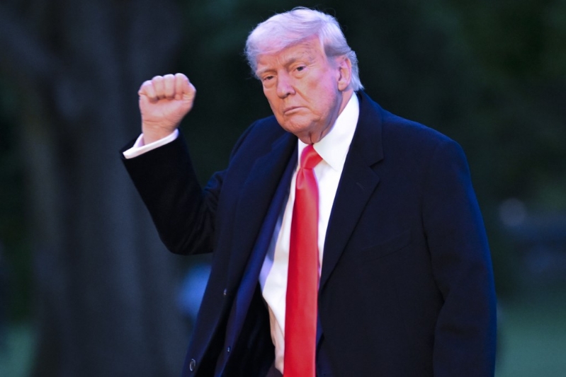 特朗普迷因幣$TRUMP買家參加晚宴，特朗普到場高舉拳頭示意