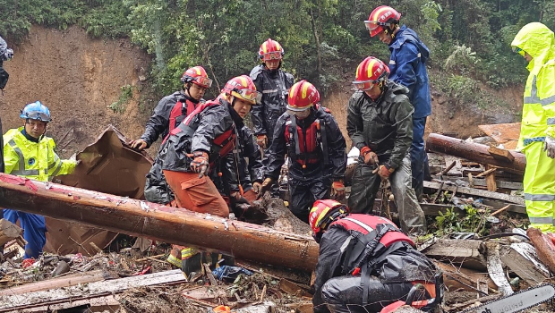 廣西桂林市龍勝各族自治縣泗水鄉三舍村突發山洪災害，救援人員在現場展開救援。