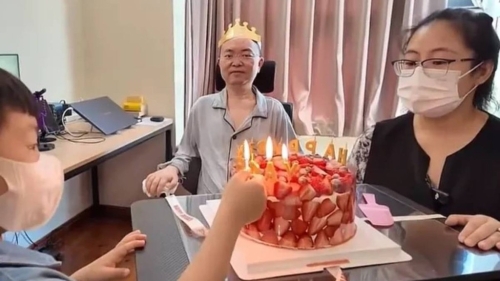 京東前副總裁蔡磊，患漸凍癥6年，今日分享其妻兒與他慶祝47歲生辰的影片。蔡磊破冰驛站