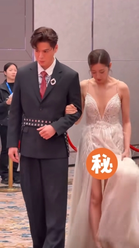 陳自瑤不斷掀起裕擺不慎走光，羅子溢也不察覺。