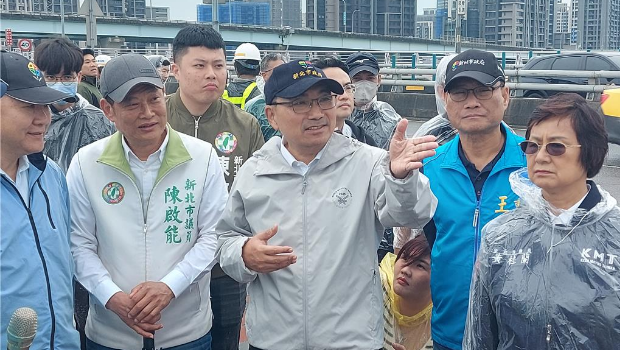 新北市長侯友宜（中）26日視察新北大橋機車道改善后完工現況。