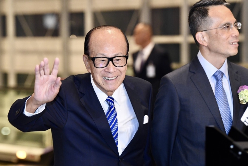 中國富豪第9位香港的李嘉誠、李澤鉅父子（2100億元人民幣）。 中通社