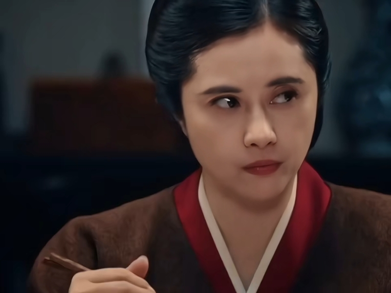 但何美鈿五官大致沒變。