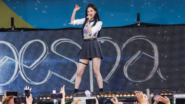 韓國女團 aespa 成員 Karina 于 2022 年 7 月 8 日在紐約中央公園參加 ABC夏日音樂會系列演出。