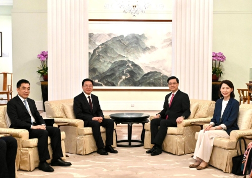 李家超(右二)表示，衷心歡迎周霽(左二)出任新職。