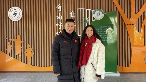 蔣雨融與初中班主任呂老師合照。