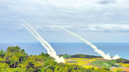 美國總統特朗普將擴大軍售臺灣，圖為臺灣向美采購的“海馬士”多管火箭系統進行實彈射擊。