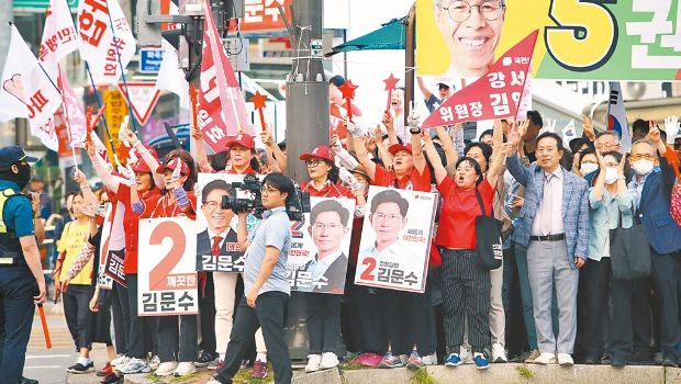 韓國總統選舉3日進行投票，國民力量黨的總統候選人金文洙1日在首爾街頭造勢，民眾擠滿街頭吶喊力挺。