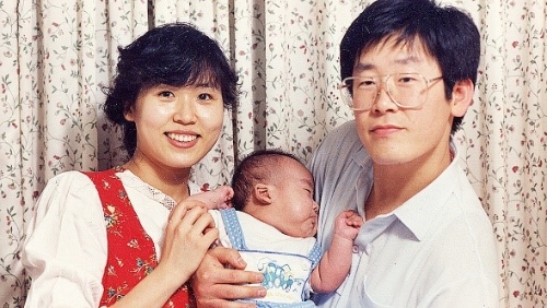 金惠京1990年與李在明在結婚。李在明競選部