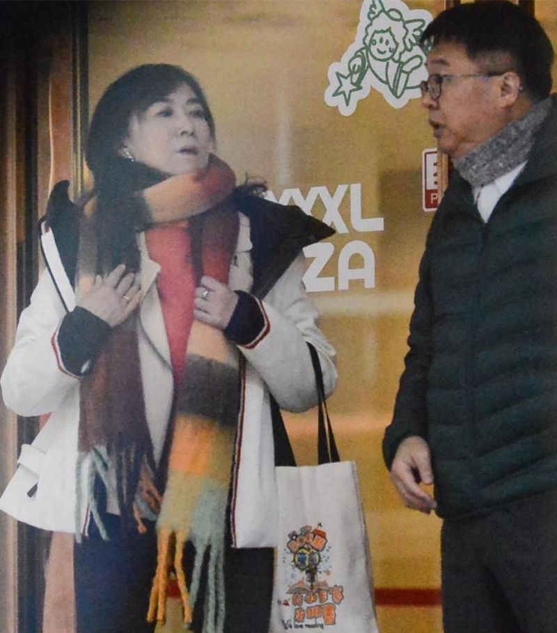 民進黨“立委”吃完飯后在餐廳外面閑聊。