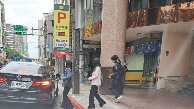 民進黨“立委”上前走去“立法院公務車”，從車牌號碼可以清楚確認為“立院公務車”。