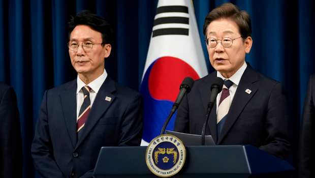 韓國新總統李在明4日公布首波內閣名單，提名親信、共同民主黨最高委員金民錫（上圖左）為國務總理