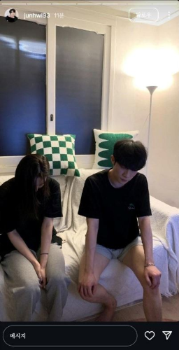 樸竣輝被捉奸只穿內褲照遭公開，一旁的女性并非他的未婚妻。