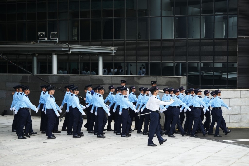 香港警務處督察月薪由52,015元至99,500元 (視乎學歷而定) 。