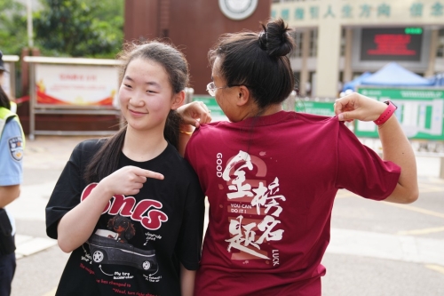 云南昆明，家長的衣服上有“金榜題名。 中新社