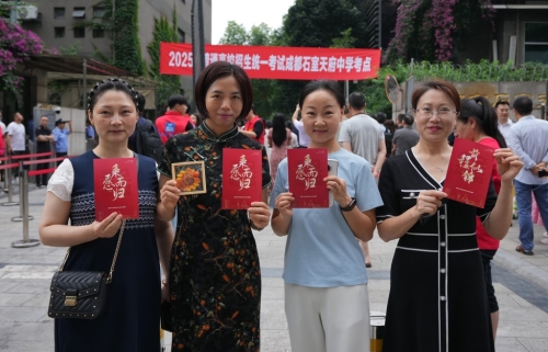 四川成都的家長，穿旗袍手持美好祝愿。 中新社
