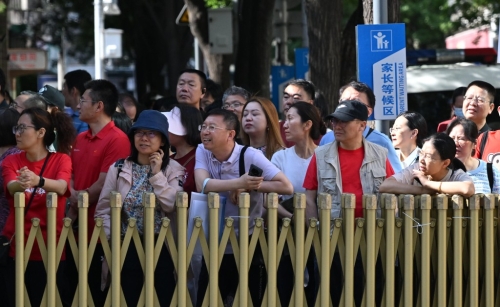 北京一考場外，家長在等待。 新華社