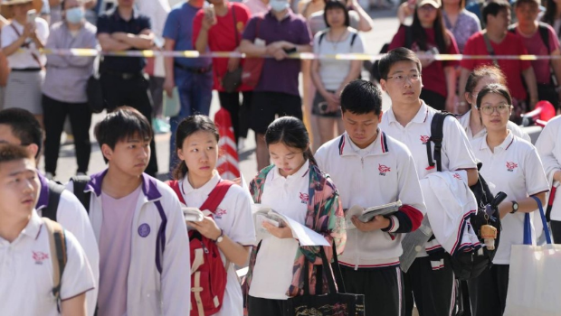今年全國高考報名人數較2024年的1342萬減少7萬，是8年來首次下滑。