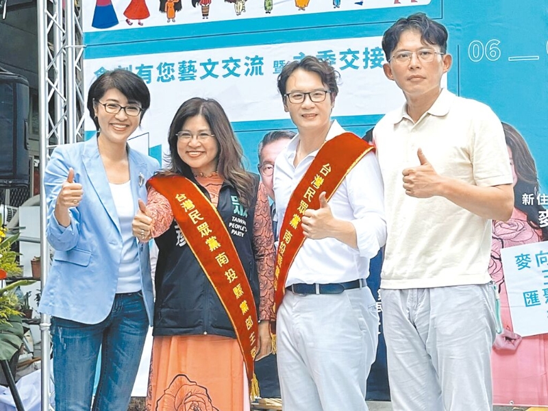 民眾黨南投縣黨部主委7日交接，南投縣長許淑華（左一）出席與民眾黨主席黃國昌（右一）同框。