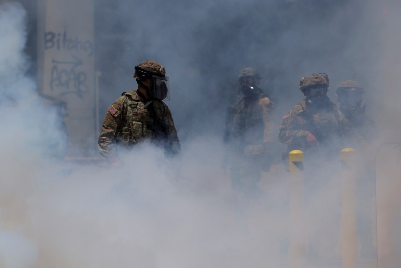 國民警衛隊人員發射催淚彈和橡皮子彈試圖驅散抗議人群。路透社