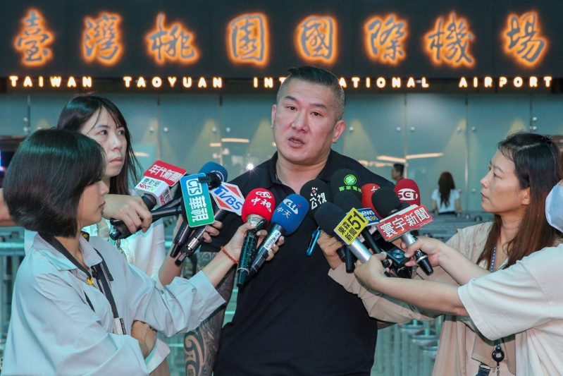 “館長”10日下午自桃園國際機場啟程前往大陸旅游觀光，預計15日返臺。圖為臨行前接受媒體聯訪。