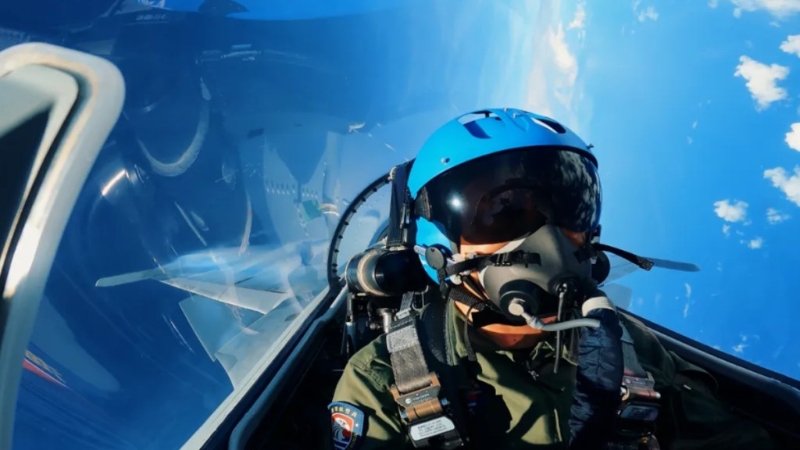 6月上旬，海軍航空母艦編隊在西太平洋海域進行訓練，圖為艦載戰斗機進行飛行訓練。 《人民日報》
