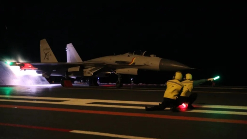 6月上旬，海軍航空母艦編隊在西太平洋海域進行訓練，圖為艦載戰斗機進行夜間起飛。 《人民日報》