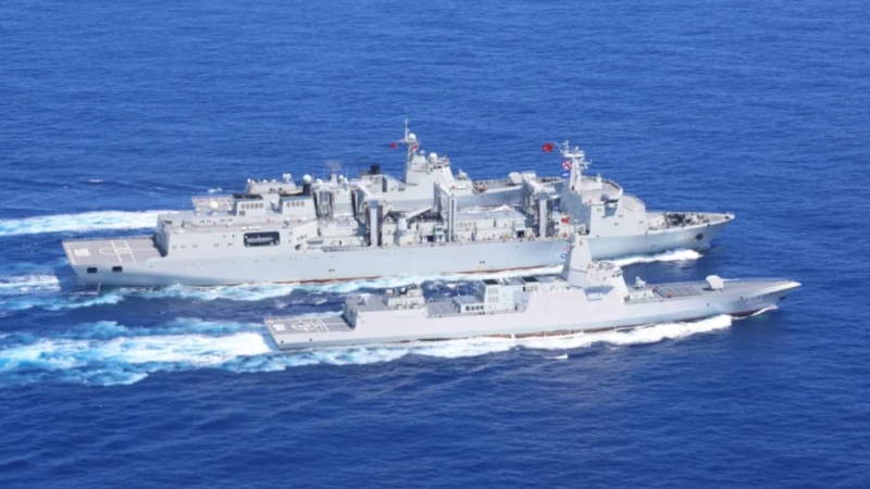 6月上旬，海軍航空母艦編隊在西太平洋海域進行訓練，圖為編隊屬艦進行航行補給。 《人民日報》