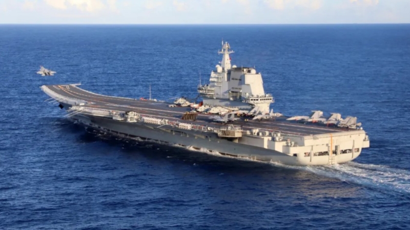 6月上旬，海軍航空母艦編隊在西太平洋海域進行訓練，圖為山東艦放飛艦載戰斗機。 《人民日報》
