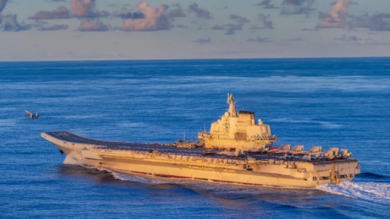 6月上旬，海軍航空母艦編隊在西太平洋海域進行訓練，圖為遼寧艦放飛艦載戰斗機。 《人民日報》