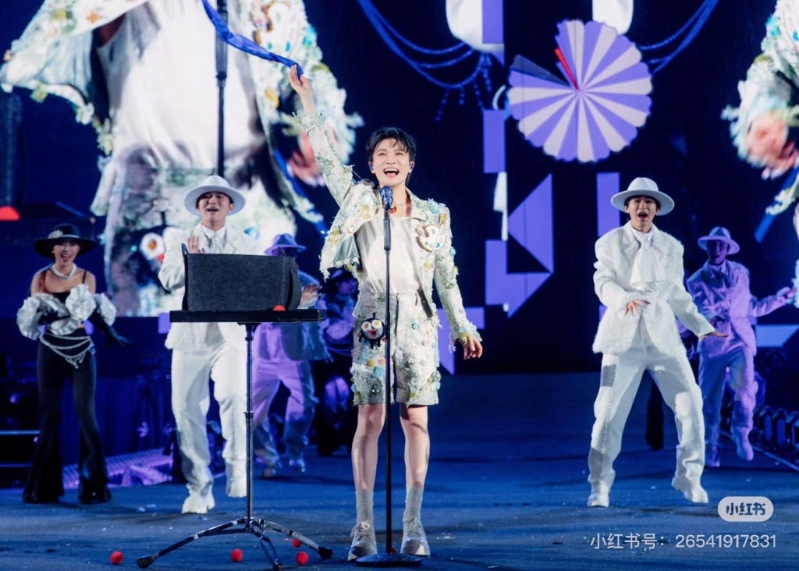 周深憑藉天籟之音成為“國寶級歌手”。