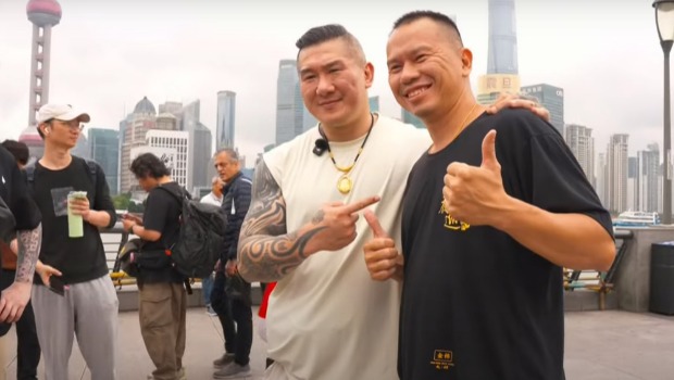 “館長”逛上海外灘，沿路熱情粉絲不斷前來合影。