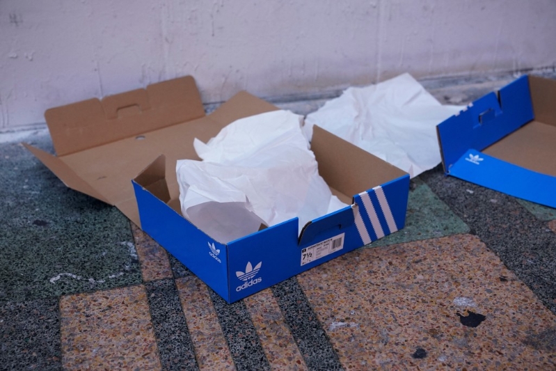 Adidas被人搶劫一空。 路透社
