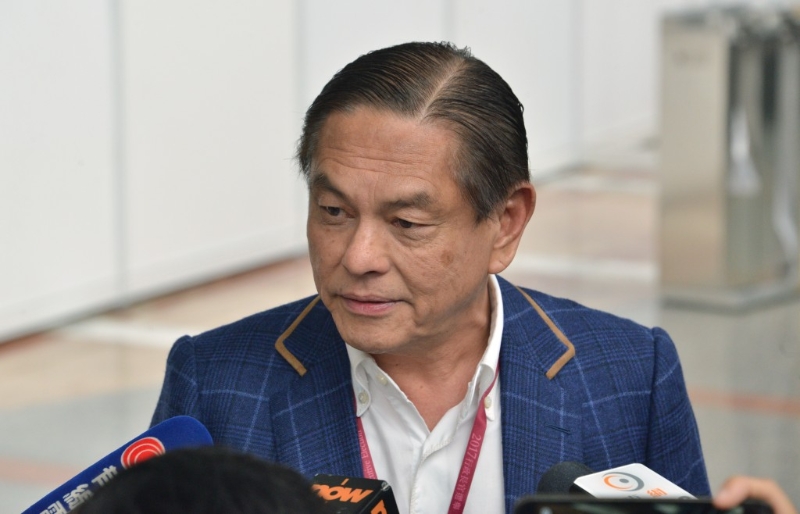 何柱國亦涉足政界，1998年起擔任全國政協委員，之后出任全國政協常委，至2023年初卸任。