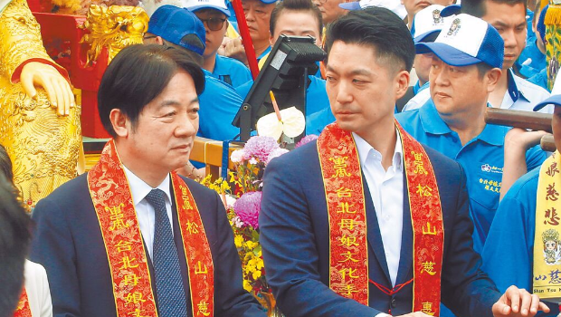 臺領導人賴清德（左）與臺北市長蔣萬安（右），4月19日出席松山慈惠堂遶境活動。