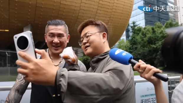 一位上海臺灣人現場直播挺館長。
