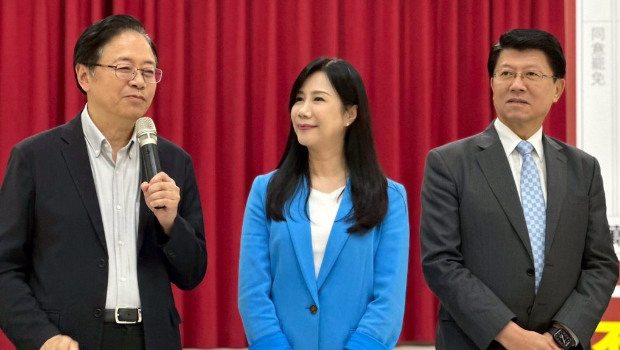 萬美玲（中）
