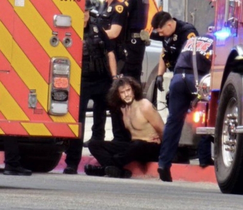 槍擊疑犯被警方拘捕。 Ｘ@SarahisCensored