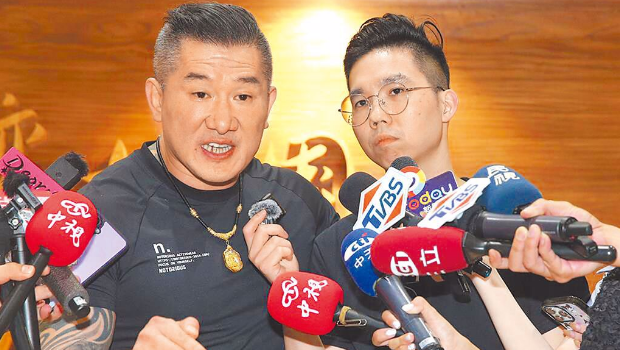 “館長”(左)一回臺就受到綠營鋪天蓋地抹黑。右為15日接機的歷史哥。