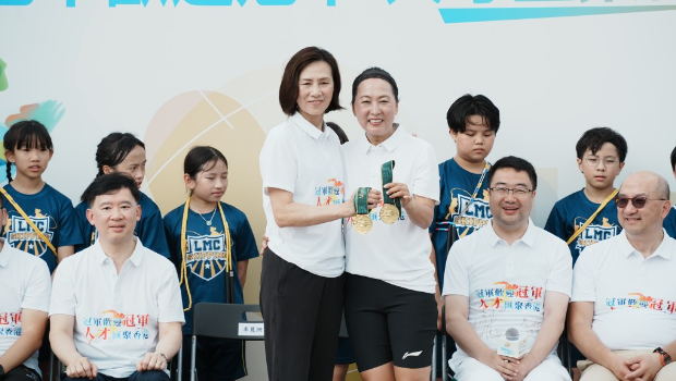 “風之后”李麗珊、王軍霞一同展示金牌。