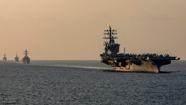 美國“艾森豪威爾”號（USS Dwight D. Eisenhower，CVN 69）航母打擊群穿越荷莫茲海峽（Strait of Hormuz）的資料照。
