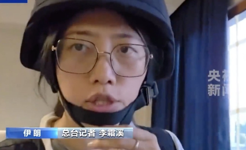 央視記者李霜溪全副武裝進行報道。 央視截圖