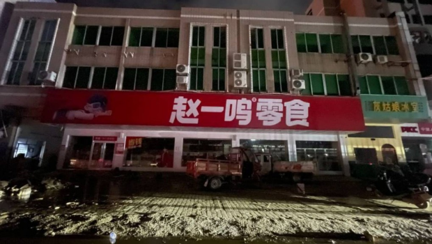 懷集水災后，有民眾趁水打劫，對零食超市“零元購”。