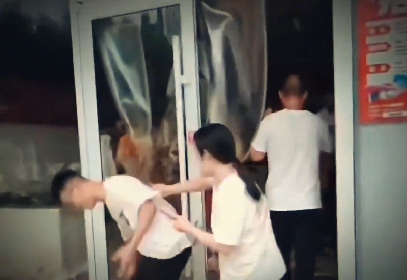 店員試圖阻止哄搶的民眾。