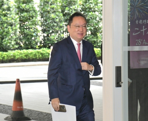 全國政協常委、香港新華集團主席蔡冠深。
