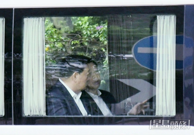 行政長官李家超（右一）陪同夏寶龍（左一）參觀海洋公園。